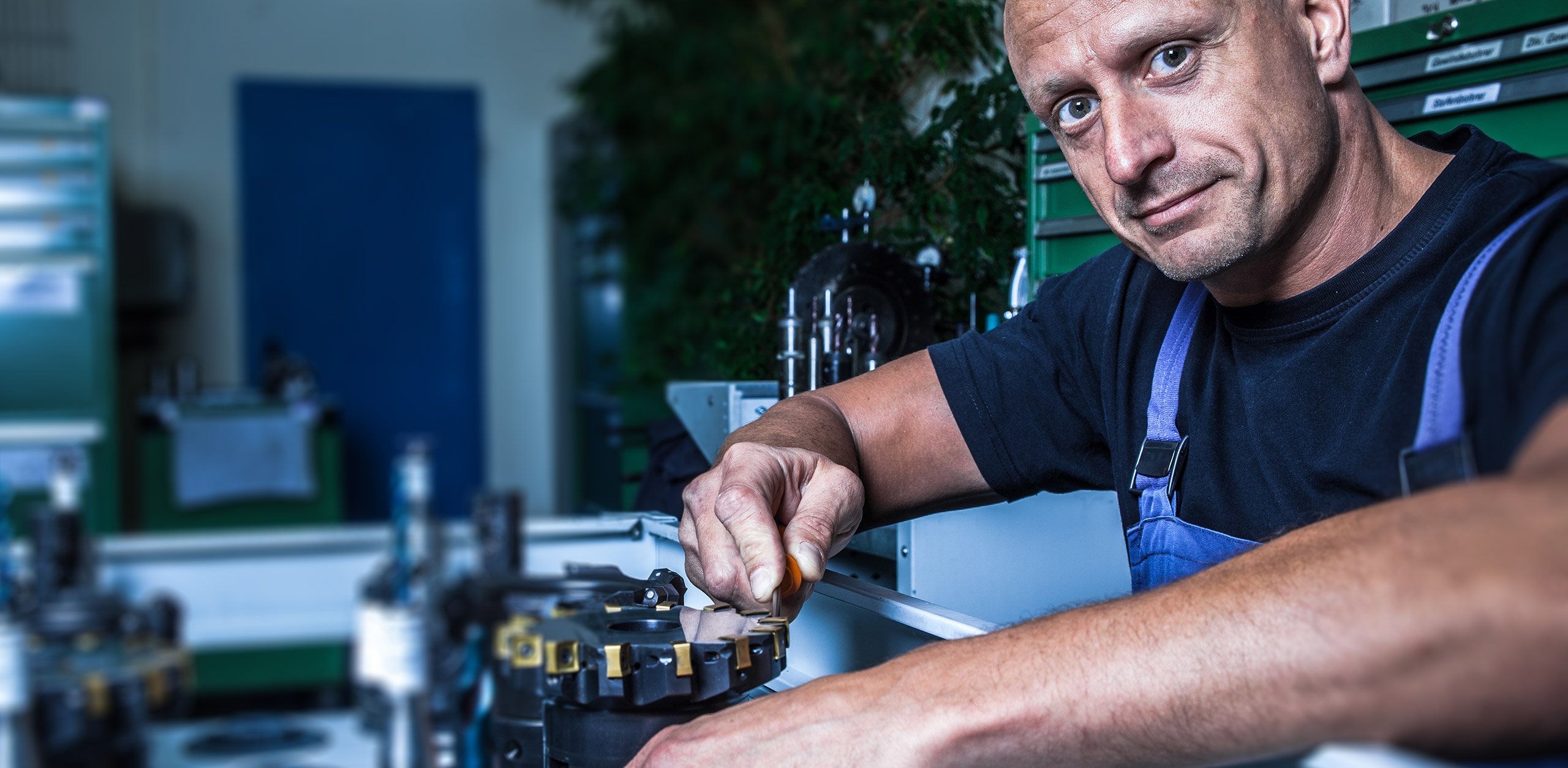 Ein Arbeiter führt präzise Justierungen an einer Maschine bei MFT Motoren und Fahrzeugtechnik GmbH durch.