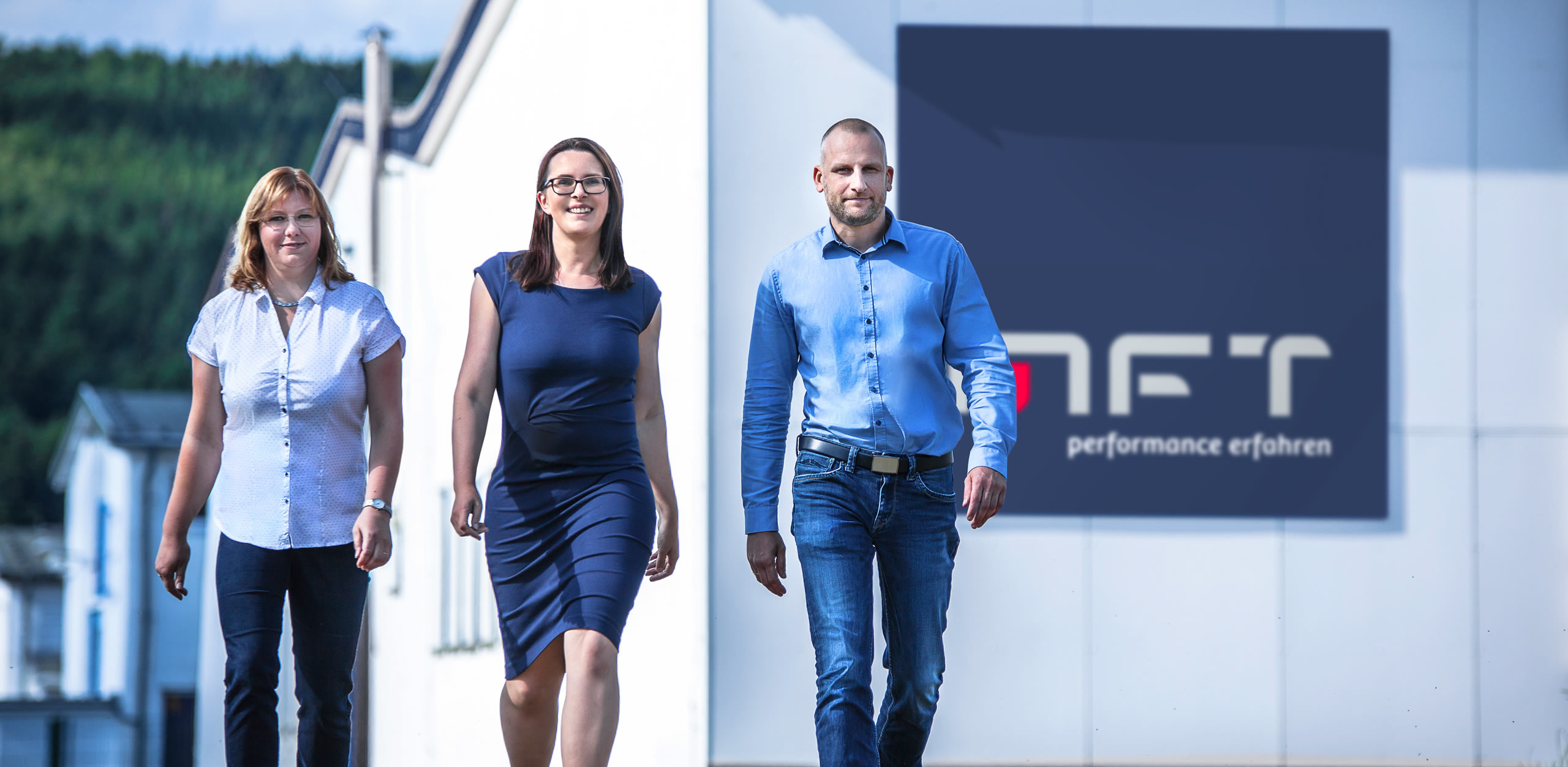 Ein freundliches Team von MFT Motoren und Fahrzeugtechnik GmbH vor dem Firmengebäude in Bautzen.
